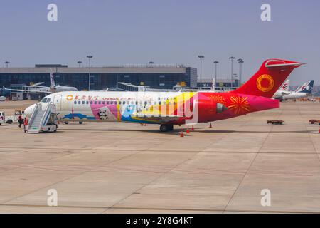 Shanghai, China - 11. April 2024: Das erste in China entworfene und gebaute Flugzeug COMAC ARJ21-700 von Chengdu Airlines am Flughafen Hongqiao (SHA) in Shanghai Stockfoto