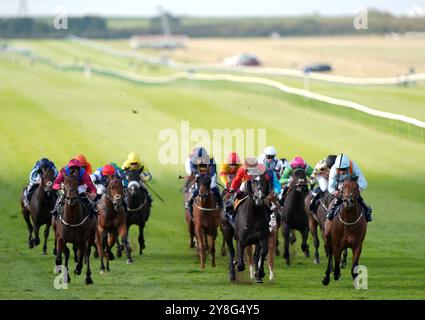 Der Drachenkönig, geritten von William Buick (rechts), gewinnt die Tattersalls October Auction Stakes 150.000 während des Virgin Bet Sun Chariot Day auf der Newmarket Racecourse, Suffolk. Bilddatum: Samstag, 5. Oktober 2024. Stockfoto