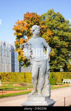 Puschkin, Russland - 20. September 2014: Eine Skulptur im Vordergrund des Zarskoje Selo-Parks vor dem Hintergrund von Herbstbäumen und dem Palast Stockfoto