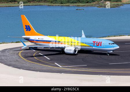 Korfu, Griechenland - 8. Juni 2024: TUI Boeing 737 MAX 8 Flugzeug am Flughafen Korfu (CFU) in Griechenland. Stockfoto