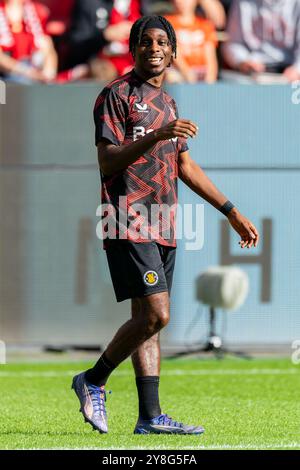 Leverkusen, Deutschland. Oktober 2024. LEVERKUSEN, DEUTSCHLAND - 5. OKTOBER: JEREMIE Frimpong von Bayer 04 Leverkusen vor dem Bundesliga-Spiel zwischen Bayer 04 Leverkusen und Holstein Kiel in der BayArena am 5. Oktober 2024 in Leverkusen. (Foto von Joris Verwijst/Orange Pictures) Credit: Orange Pics BV/Alamy Live News Stockfoto