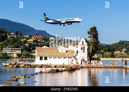 Korfu, Griechenland - 8. Juni 2024: Ryanair Boeing 737-800 Flugzeug am Flughafen Korfu (CFU) in Griechenland. Stockfoto