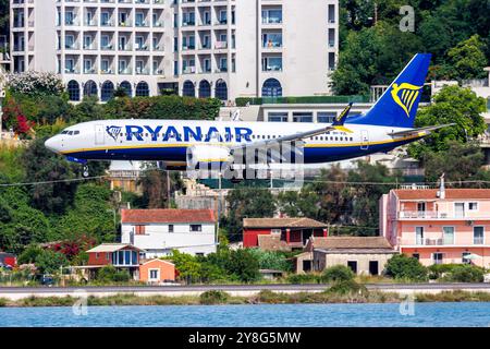 Korfu, Griechenland - 6. Juni 2024: Ryanair Boeing 737 MAX 8 Flugzeug am Flughafen Korfu (CFU) in Griechenland. Stockfoto