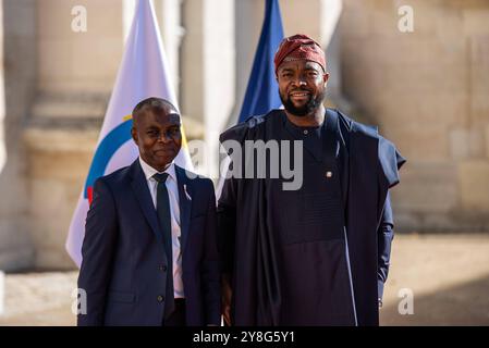 FRANKREICH-FRANKOPHONIE-POLITIK-GIPFEL-DIPLOMATIE der französische Staatssekretär für Frankophonie und internationale Partnerschaften Thani Mohamed Soilihi L begrüßt Nigerias Minister für Kommunikation und digitale Wirtschaft Bosun Tijani während des 19. Gipfels der Frankophonie am 4. Oktober 2024 auf der Cite internationale de la langue francaise im Schloss Villers-Cotterets im Nordosten Frankreichs. VILLERS-COTTERETS HAUTS-DE-FRANCE FRANCE COPYRIGHT: XANDREAXSAVORANIXNERIX FRANCE-FRANCOPHONIE-POLITICS-TOP ASAVORANINERI-7 Stockfoto