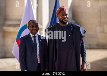 FRANKREICH-FRANKOPHONIE-POLITIK-GIPFEL-DIPLOMATIE der französische Staatssekretär für Frankophonie und internationale Partnerschaften Thani Mohamed Soilihi L begrüßt Nigerias Minister für Kommunikation und digitale Wirtschaft Bosun Tijani während des 19. Gipfels der Frankophonie am 4. Oktober 2024 auf der Cite internationale de la langue francaise im Schloss Villers-Cotterets im Nordosten Frankreichs. VILLERS-COTTERETS HAUTS-DE-FRANCE COPYRIGHT: XANDREAXSAVORANIXNERIX FRANCE-FRANCOPHONIE-POLITICS-TOP ASAVORANINERI-8 Stockfoto