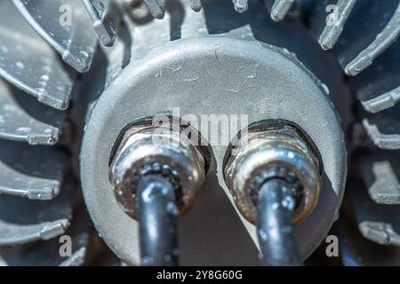 Ein fesselndes Bild von elektrischem Licht, das auf Meerwasser reflektiert wird, verstärkt durch Salzspuren, wodurch ein wunderschönes Zusammenspiel von Beleuchtung und Textur entsteht. Stockfoto