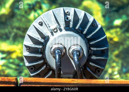 Ein fesselndes Bild von elektrischem Licht, das auf Meerwasser reflektiert wird, verstärkt durch Salzspuren, wodurch ein wunderschönes Zusammenspiel von Beleuchtung und Textur entsteht. Stockfoto