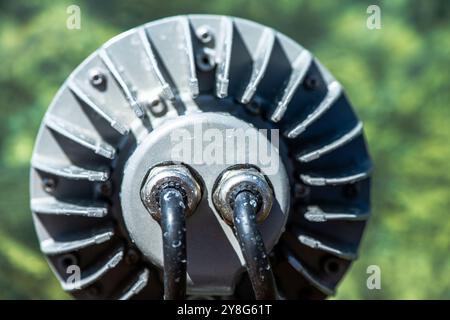 Ein fesselndes Bild von elektrischem Licht, das auf Meerwasser reflektiert wird, verstärkt durch Salzspuren, wodurch ein wunderschönes Zusammenspiel von Beleuchtung und Textur entsteht. Stockfoto