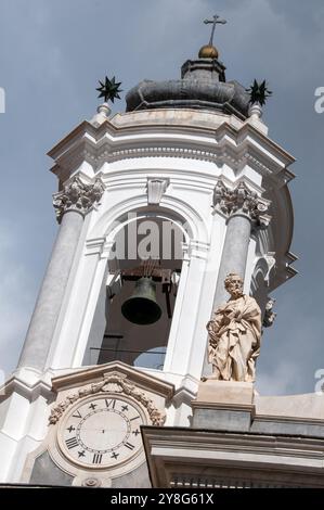 Glockenturm der Kirche Girolamini in Neapel oder San Filippo Neri Stockfoto