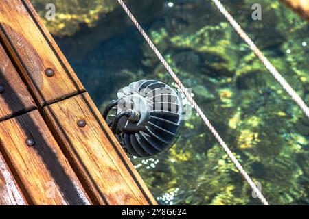 Ein fesselndes Bild von elektrischem Licht, das auf Meerwasser reflektiert wird, verstärkt durch Salzspuren, wodurch ein wunderschönes Zusammenspiel von Beleuchtung und Textur entsteht. Stockfoto