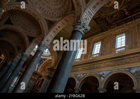 Blick auf das Hauptschiff der Kirche Girolamini in Neapel / Scorcio navata centrale della Chiesa dei Girolamini a Napoli Stockfoto