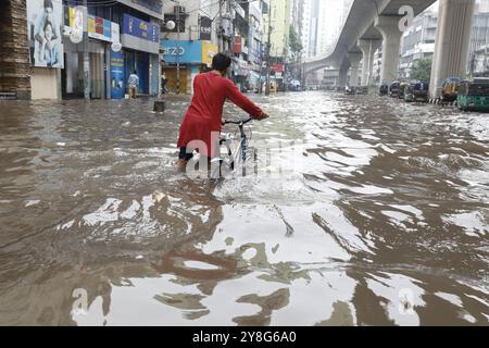 Dhaka, Bangladesch - 5. August 2024: Mehrere Gebiete von Dhaka, einschließlich vieler Durchgangsstraßen, waren nach anhaltendem sintflutartigen Regen wasserdurchtränkt. Stockfoto