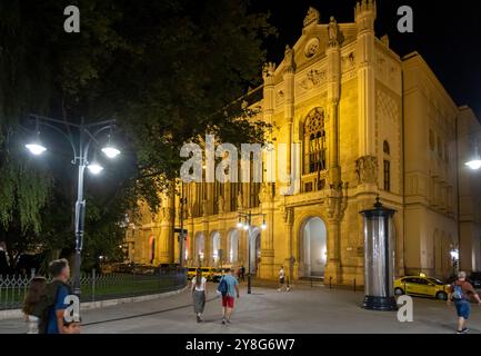 Blick auf die Vigado Konzerthalle bei Nacht, Budapest, Ungarn, Europa. Stockfoto