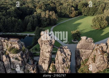 Drohnenansicht der Sandsteinformation Externsteine ​​a Teutoburger Wald Stockfoto