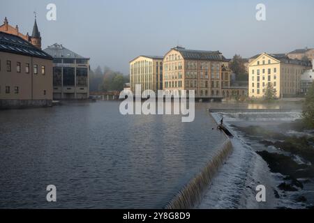 Die alte Industrielandschaft an einem nebeligen Herbstmorgen. Norrköping ist eine historische Industriestadt in Schweden. Stockfoto