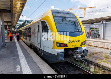 Stuttgart – 25. Mai 2024: Regionalzug ab bwegt von GoAhead am Hauptbahnhof Stuttgart. Stockfoto