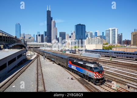 Chicago, USA - 3. Mai 2023: Skyline mit dem METRA Pendler Train an der Union Station in Chicago, USA. Stockfoto