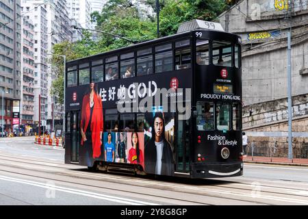 Hongkong, China - 6. April 2024: Hongkong Tramway Doppeldeckerbahn öffentliche Verkehrsmittel an der Festung Hill Station in Hongkong, China. Stockfoto