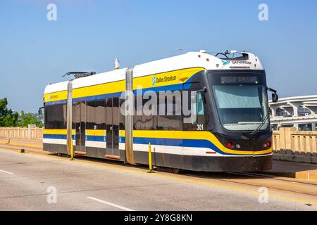 Dallas, USA - 5. Mai 2023: Dallas Streetcar Tram öffentliche Verkehrsmittel in Dallas, USA. Stockfoto