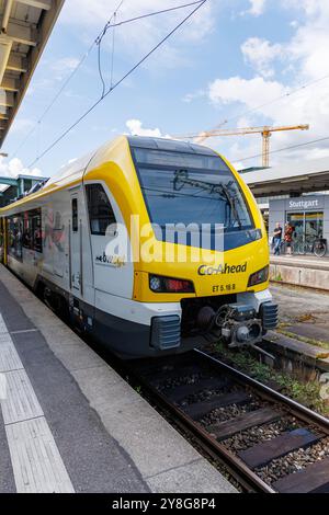 Stuttgart, Deutschland - 25. Mai 2024: Regionalzug von bwegt im Porträtformat des Hauptbahnhofs Stuttgart, Deutschland. Stockfoto