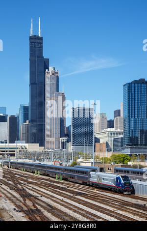 Chicago, USA - 3. Mai 2023: Skyline mit Amtrak Midwest Personenverkehrsbahn an der Union Station in Chicago, USA. Stockfoto