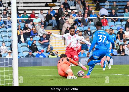 Torhüter Jed Steer (31 Peterborough United) spart aus nächster Nähe Jamie Reid (19 Stevenage) während des Spiels der Sky Bet League 1 zwischen Peterborough und Stevenage in der London Road, Peterborough am Samstag, den 5. Oktober 2024. (Foto: Kevin Hodgson | MI News) Credit: MI News & Sport /Alamy Live News Stockfoto