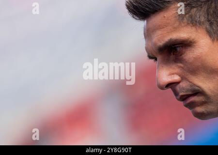 Leverkusen, Deutschland. Oktober 2024. Fußball: Bundesliga, Bayer Leverkusen - Holstein Kiel, Spieltag 6, BayArena. Kieler Trainer Marcel Rapp. Hinweis: Rolf Vennenbernd/dpa - WICHTIGER HINWEIS: Gemäß den Vorschriften der DFL Deutschen Fußball-Liga und des DFB Deutschen Fußball-Bundes ist es verboten, im Stadion und/oder des Spiels aufgenommene Fotografien in Form von sequenziellen Bildern und/oder videoähnlichen Fotoserien zu verwenden oder zu nutzen./dpa/Alamy Live News Stockfoto