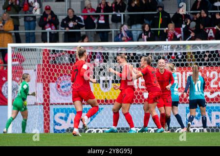 Klara Buehl (FC Bayern München, #17), Georgia Stanway (FC Bayern München, #31), Giulia Gwinn (FC Bayern München, #07), Lea Schueller (FC Bayern München, #11) jubeln über das Tor zum 1:0, GER, FC Bayern München gegen 1. FC Köln, Fussball Google Pixel Frauen Bundesliga, 5. Spieltag, Saison 2024/2025, 05.10.2024 DFB-Vorschriften verbieten jede Verwendung von Fotografien als Bildsequenzen und/oder Quasi-Video Foto: Eibner-Pressefoto/Michael Memmler Stockfoto