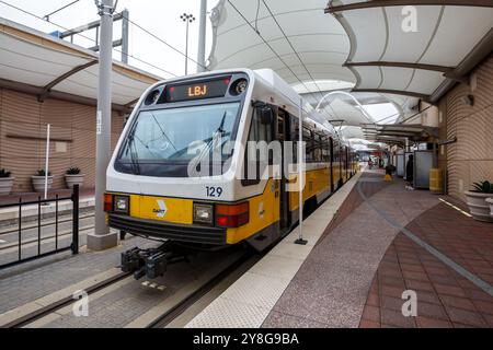 Dallas, USA - 7. Mai 2023: Dallas DART Light Rail an der DFW Airport Station in Dallas, USA. Stockfoto