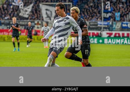 Fussball: 3. Liga, 9. Spieltag, SV Sandhausen - SV Waldhof Mannheim am 05.10.2024 in Sandhausen GP Stadion am Hardtwald, Deutschland: Am Ball Alexander Fuchs 8, SV Sandhausen verfolgt durch Samuel Abifade 17, SV Waldhof Mannheim. Sandhausen GP Stadion am Hardtwald Deutschland *** Fußball 3 Liga, Spieltag 9, SV Sandhausen SV Waldhof Mannheim am 05 10 2024 im Sandhausen GP Stadion am Hardtwald, Deutschland auf dem Ball Alexander Fuchs 8, SV Sandhausen gejagt von Samuel Abifade 17, SV Waldhof Mannheim Sandhausen GP Stadion am Hardtwald Deutschland Copyright: XChristophxKinzingerx Stockfoto