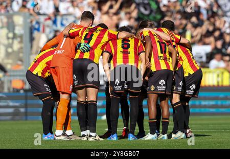 Mechelen, Belgien. Oktober 2024. Mechelens Spieler wurden am Samstag, den 5. Oktober 2024, in Mechelen, am 10. Tag der Saison 2024-2025 der ersten Liga der „Jupiler Pro League“ in der belgischen Meisterschaft zu Beginn eines Fußballspiels zwischen KV Mechelen und Oud-Heverlee Leuven in Mechelen dargestellt. BELGA PHOTO VIRGINIE LEFOUR Credit: Belga News Agency/Alamy Live News Stockfoto