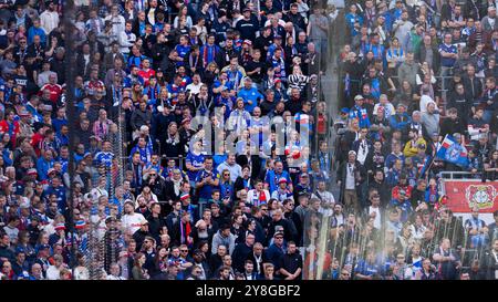 Leverkusen, Deutschland. Oktober 2024. Fußball: Bundesliga, Bayer Leverkusen - Holstein Kiel, Spieltag 6, BayArena. Kieler Fans folgen dem Spiel. Hinweis: Rolf Vennenbernd/dpa - WICHTIGER HINWEIS: Gemäß den Vorschriften der DFL Deutschen Fußball-Liga und des DFB Deutschen Fußball-Bundes ist es verboten, im Stadion und/oder des Spiels aufgenommene Fotografien in Form von sequenziellen Bildern und/oder videoähnlichen Fotoserien zu verwenden oder zu nutzen./dpa/Alamy Live News Stockfoto