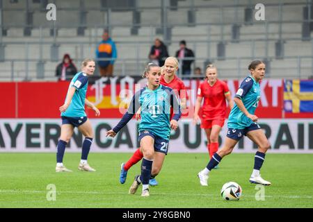 Vanessa Leimenstoll (1. FC Köln, 29) mit Ball, mit Pernille Harder (FC Bayern München, 21), FC Bayern München gegen 1. FC Köln, Fussball, Google Pixel Frauen-Bundesliga, 5. Spieltag, Saison 2024/25, 05.10.2024, DFB-VORSCHRIFTEN VERBIETEN JEDE VERWENDUNG VON FOTOGRAFIEN ALS BILDSEQUENZEN, Foto: Eibner-Pressefoto/Jenni Maul Stockfoto