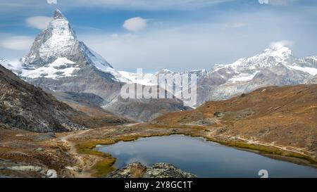 Das prächtige Matterhorn besticht durch seinen legendären, pyramidenartigen Gipfel, der in einen klaren, klaren Himmel steigt. Stockfoto