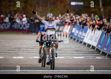 Victor Koretzky aus Frankreich gewann am 4. Oktober 2024 das letzte Rennen des UCI Mountain Bike World Cup in Mont Sainte Anne, Kanada. (CTK Ph Stockfoto