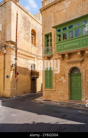 Traditionelle maltesische Gebäude mit bunten Balkonen in der historischen Stadt Rabat, Malta Stockfoto