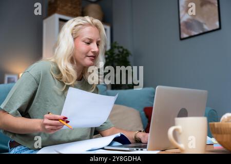 Junge Senior University Studentin Frau der Wirtschaft und Finanzen arbeitet freiberuflich online Bildung Job, um Studentendarlehen zu zahlen, Geld für Miete, Reisen zu sparen Stockfoto