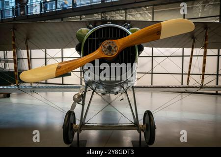 Im Steven F. Udvar-Hazy Center wird ein einmotoriges, zweisitziges, in Frankreich gebautes Aufklärungs- und Bomberflugzeug aus dem Ersten Weltkrieg ausgestellt. Stockfoto