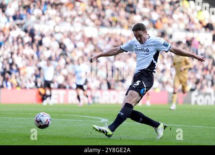 Craig Forsyth von Derby County hat beim Spiel der Sky Bet Championship im Pride Park, Derby, einen Torschuss. Bilddatum: Samstag, 5. Oktober 2024. Stockfoto
