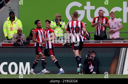 Brentfords Christian Norgaard feiert mit Teamkollege Kevin Schade (links) während des Premier League-Spiels im Gtech Community Stadium in London das dritte Tor des Spiels. Bilddatum: Samstag, 5. Oktober 2024. Stockfoto