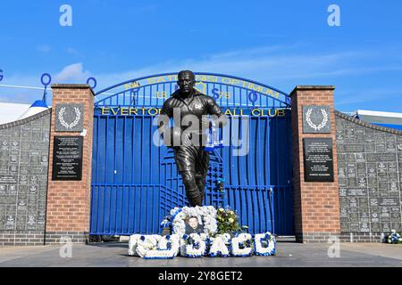 Eine allgemeine Ansicht der Dixie Dean Statue vor dem Goodison Park vor dem Premier League Spiel Everton gegen Newcastle United im Goodison Park, Liverpool, Vereinigtes Königreich, 5. Oktober 2024 (Foto: Cody Froggatt/News Images) Stockfoto