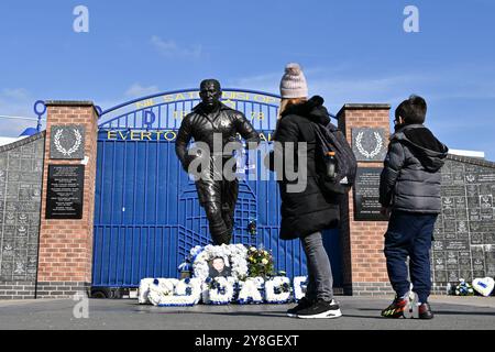 Eine allgemeine Ansicht der Fans, die die Dixie Dean Statue vor Goodison Park vor dem Premier League Match Everton gegen Newcastle United im Goodison Park, Liverpool, Großbritannien, 5. Oktober 2024 besuchen (Foto: Cody Froggatt/News Images) Stockfoto