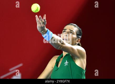 Hongkong, China. Oktober 2024. Ajla Tomljanovic spielt beim Halbfinalspiel der Frauen zwischen Ajla Tomljanovic aus Australien und Anna Blinkova aus Russland beim WTA Hong Kong 125 Open Tennis Turnier in Hongkong, Südchina, 5. Oktober 2024. Quelle: Lo Ping Fai/Xinhua/Alamy Live News Stockfoto