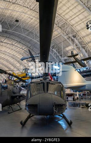 Vorderansicht des Bell UH-1H Irokesen „Huey“ Hubschraubers am Udvar-Hazy Center, Teil des National Air and Space Museum. Stockfoto