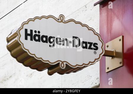 Berlin, Deutschland - 13. Juli 2020: Haagen-Dazs Logo an einer Wand. Haagen-Dazs ist eine US-amerikanische Eismarke Stockfoto