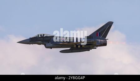 Duxford, Cambridgeshire, Großbritannien. Oktober 2024. Ein RAF Eurofighter Typhoon FGR.4, der von Flight Lieutenant David 'Turbo' Turnbull von der 29 Squadron bei der RAF Coningsby in Lincolnshire gesteuert wurde, zeigt eine erstaunliche Darstellung bei IWM Duxfords Flying Finale. Die Lackierung der Flugzeuge aus der Zeit 1944 erinnert an einen Hawker Typhoon der 257 Squadron. Dieses Flugzeug wird liebevoll als „Moggy“ bezeichnet. Quelle: Stuart Robertson/Alamy Live News. Stockfoto