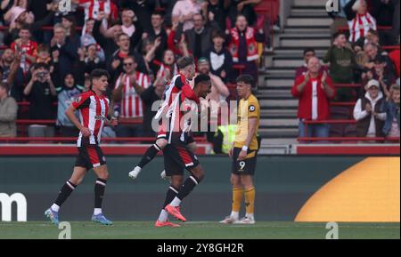 Brentfords Ethan Pinnock feiert das vierte Tor ihrer Mannschaft während des Spiels der Premier League im Gtech Community Stadium in London. Bilddatum: Samstag, 5. Oktober 2024. Stockfoto