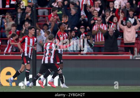 Brentfords Ethan Pinnock feiert das vierte Tor ihrer Mannschaft während des Spiels der Premier League im Gtech Community Stadium in London. Bilddatum: Samstag, 5. Oktober 2024. Stockfoto