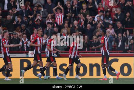 Brentfords Ethan Pinnock feiert das vierte Tor ihrer Mannschaft während des Spiels der Premier League im Gtech Community Stadium in London. Bilddatum: Samstag, 5. Oktober 2024. Stockfoto