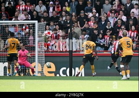Oktober 2024; Gtech Community Stadium, Brentford, London, England; Premier League Football, Brentford gegen Wolverhampton Wanderers; Christian Norgaard aus Brentford schießt und trifft 3-2 in der 28. Minute Stockfoto